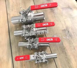 �������y